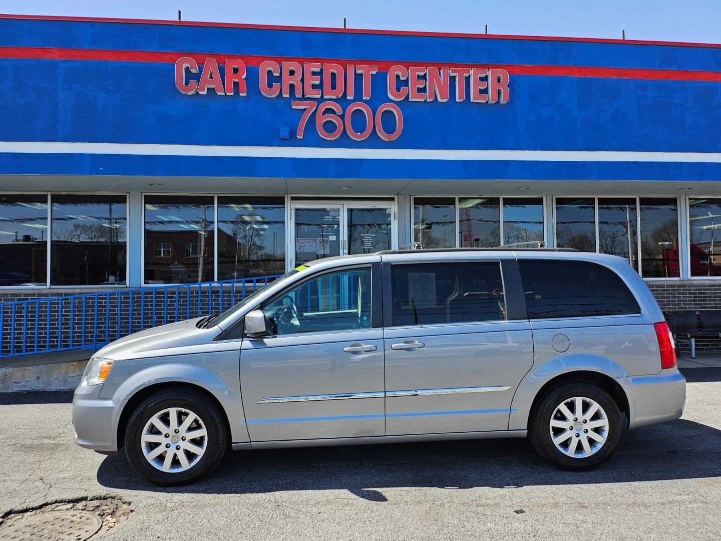 2015 SILVER Chrysler Town and Country Touring (2C4RC1BG7FR) with an 3.6L V6 DOHC 24V engine, 6-Speed Automatic transmission, located at 7600 S Western Ave., Chicago, IL, 60620, (773) 918-3980, 0.000000, 0.000000 - Photo#0